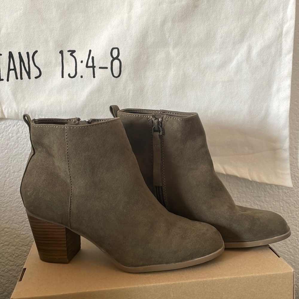 Dark green suede heeled ankle boot